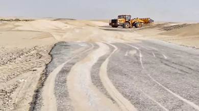تواصل عملية إزالة الرمال على طريق النقية المكلا بشبوة